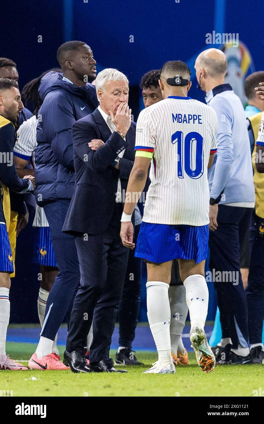 Volksparkstadion, Hambourg, Allemagne. 5 juillet 2024. Euro 2024 quart de finale Football, Portugal contre France ; Kylian Mbappe (FRA) en douleur après avoir été frappé au visage par une balle et enlevé en remplaçant par l'entraîneur Didier Deschamps (FRA) crédit : action plus Sports/Alamy Live News Banque D'Images