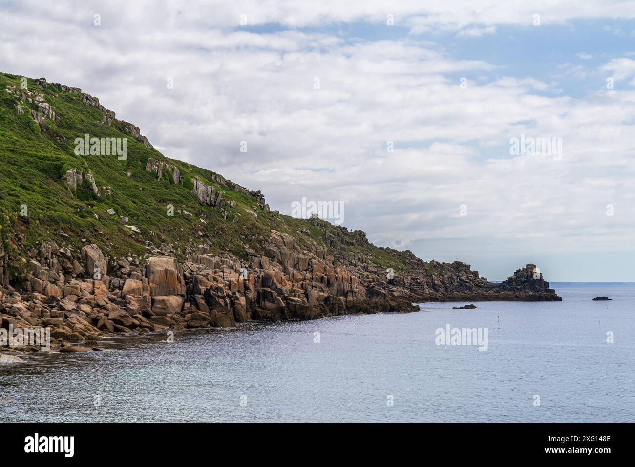 Côte de la mer celtique et falaises à Lamorna Cove Beach, Cornouailles, Angleterre, Royaume-Uni Banque D'Images