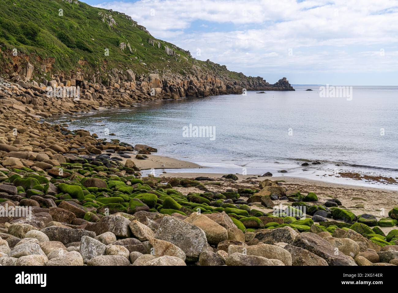 Côte de la mer celtique et falaises à Lamorna Cove Beach, Cornouailles, Angleterre, Royaume-Uni Banque D'Images