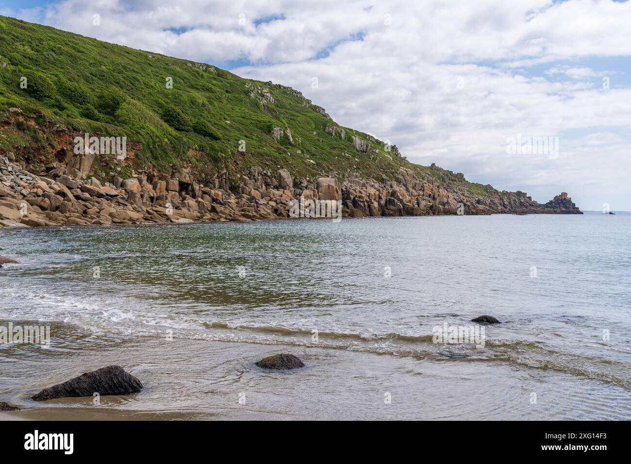 Côte de la mer celtique et falaises à Lamorna Cove Beach, Cornouailles, Angleterre, Royaume-Uni Banque D'Images