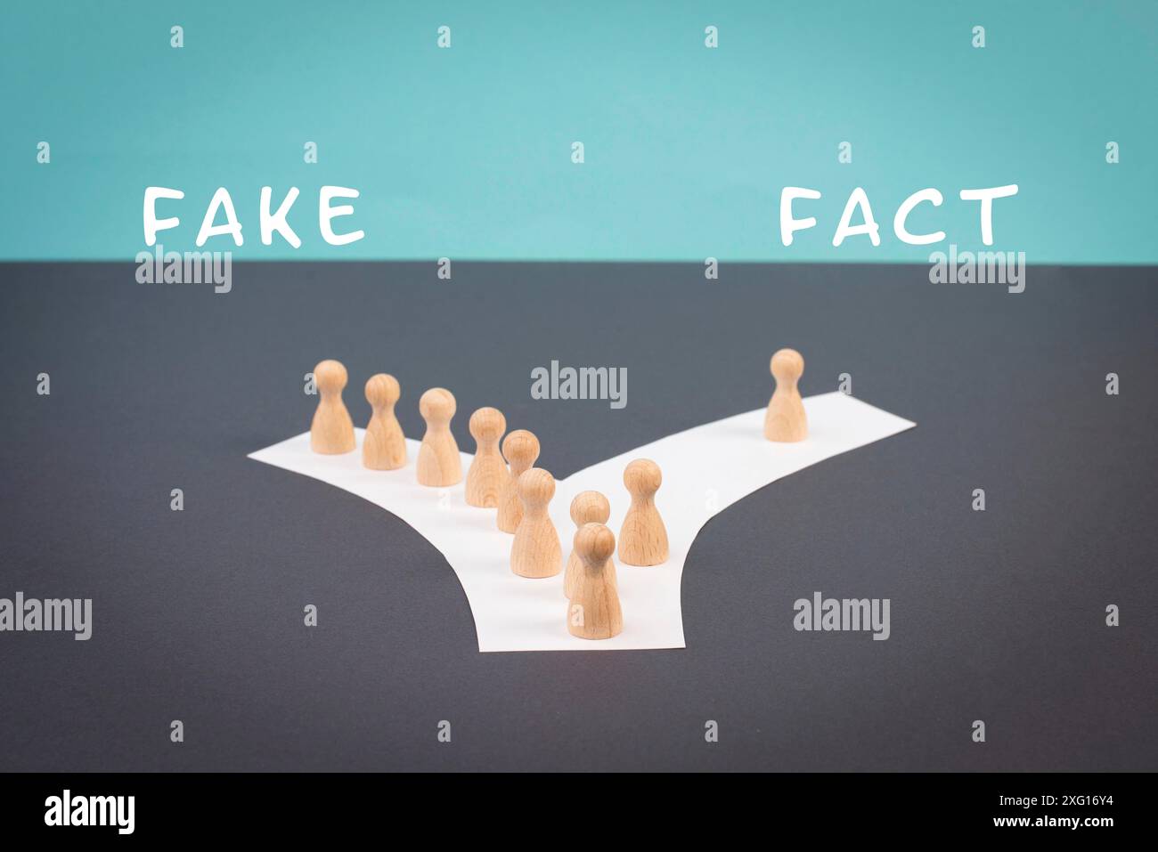 Foule de gens suivent le chemin de la fausse information, on pense différent et prend ses propres méthodes et décisions, la propagande et la théorie de la conspiration Banque D'Images