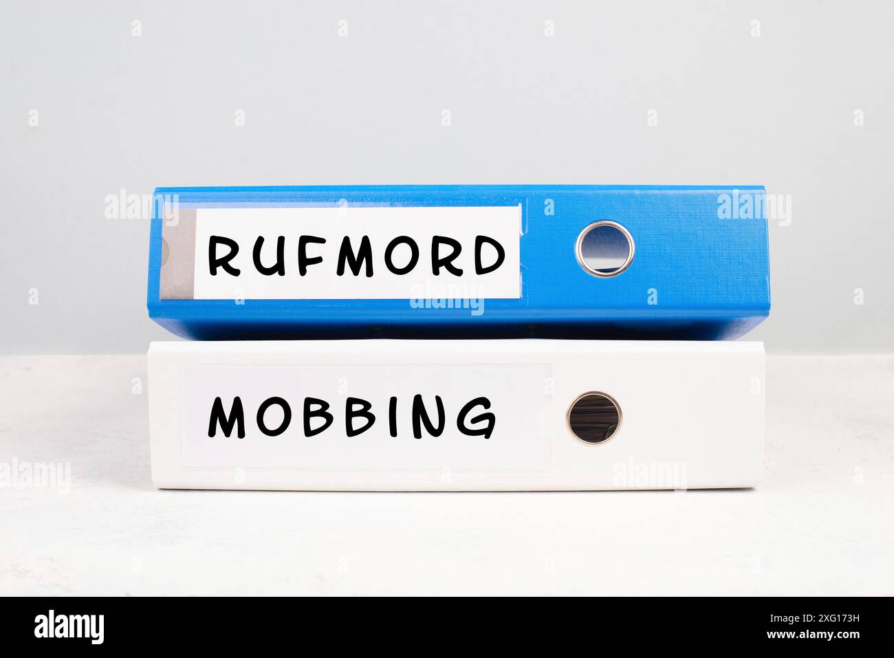 Les mots « mobbing » et « Character assassinat » sont en allemand sur un dossier, annuler la culture, l'intimidation sociale, la liberté d'expression Banque D'Images