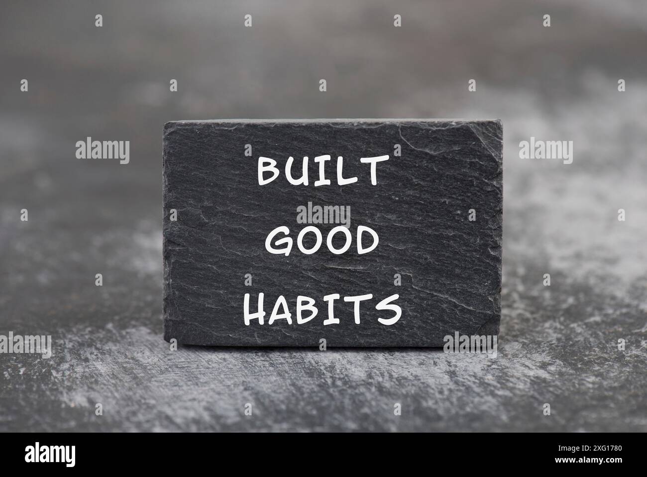 Les mots construire de bonnes habitudes sont debout sur un tableau noir, changer le style de vie, en bonne santé et positive attidude, concept de motivation Banque D'Images