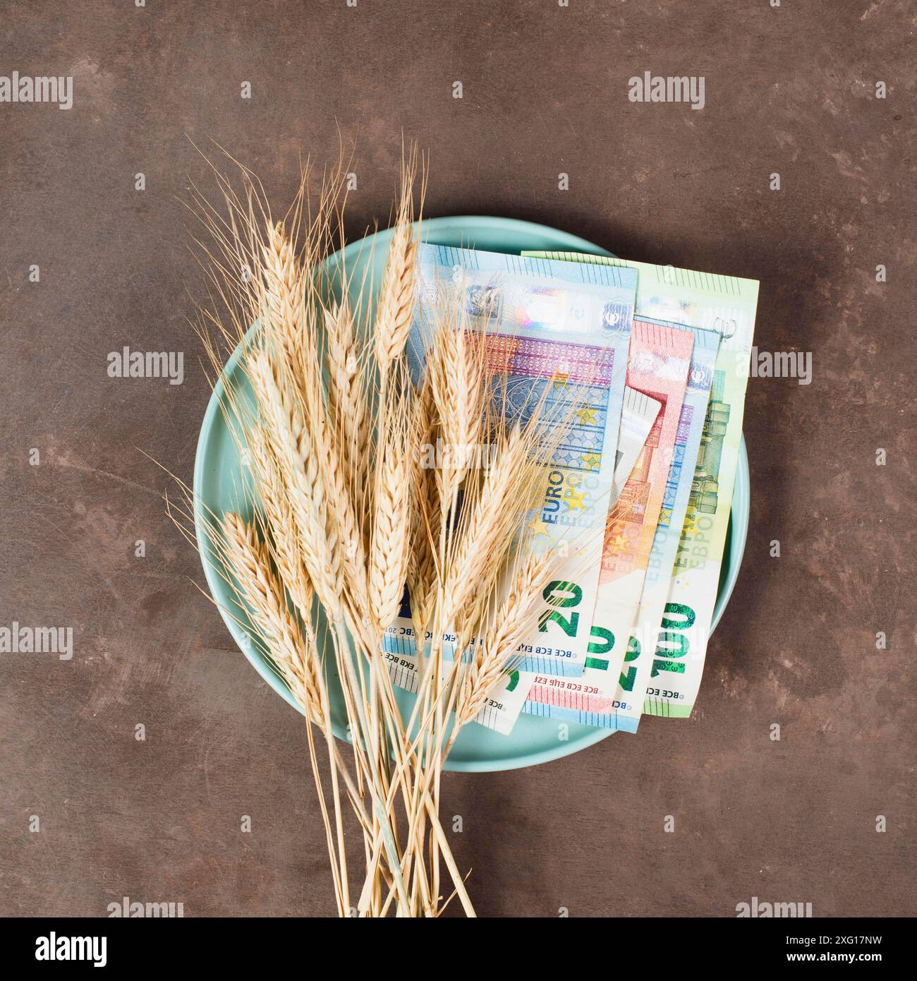 Assiette avec des billets de blé et d'euros, pénurie alimentaire et augmentation des prix, pauvreté par l'inflation Banque D'Images