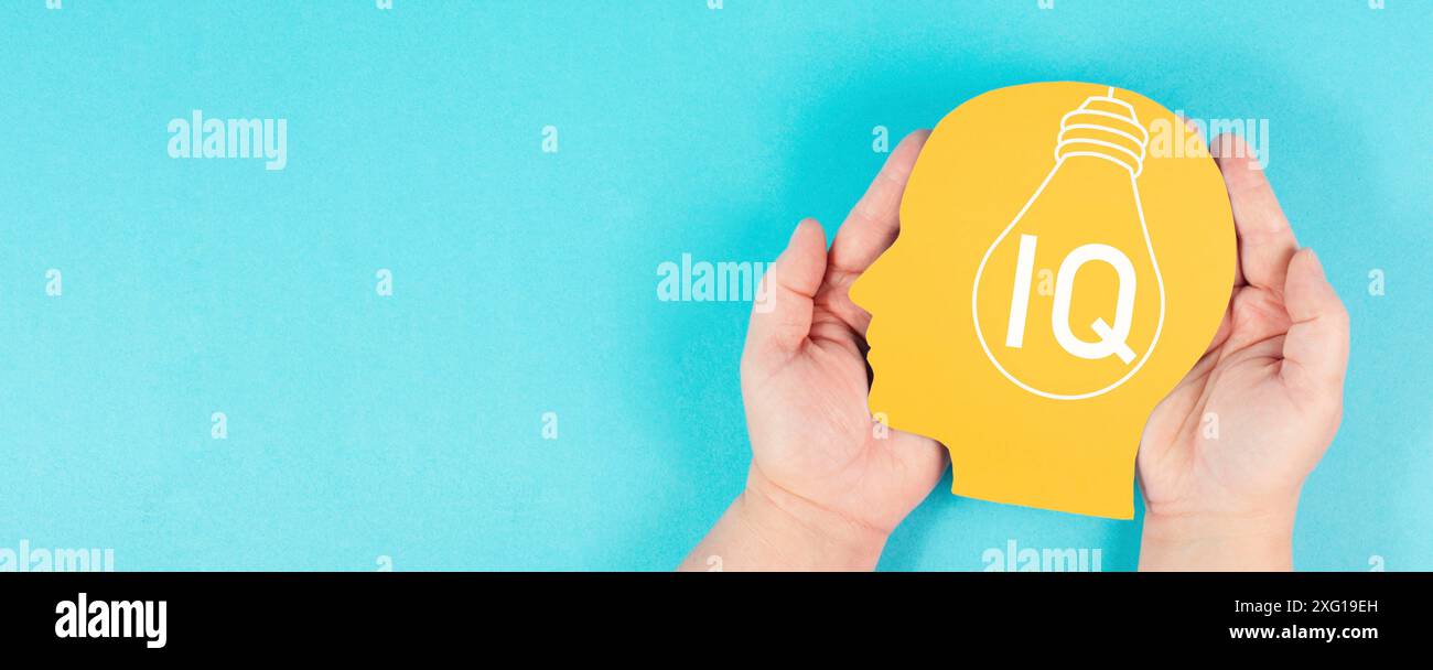 Tête humaine avec ampoule et IQ, étudiant intelligent, connaissance et concept de sagesse, pensez intelligent, test de cerveau Banque D'Images