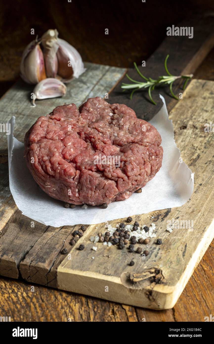 Viande hachée brute sur bois sombre Banque D'Images