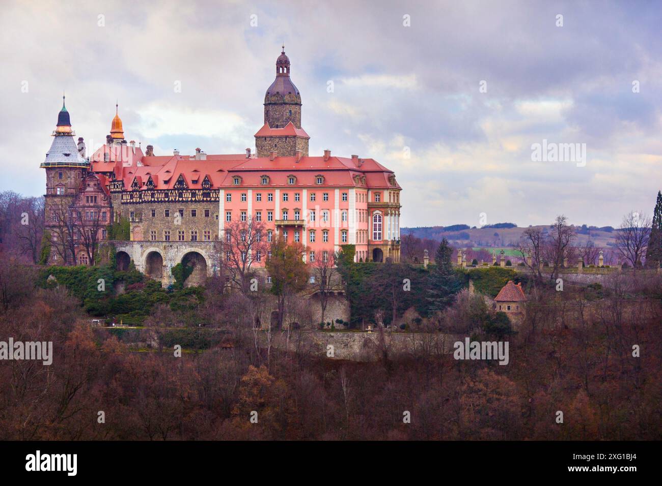 Paysage d'automne avec un château Ksiaz à Walbrzych, Pologne Banque D'Images Paysage d'automne avec un château Ksiaz à Walbrzych, Pologne Banque D'Images