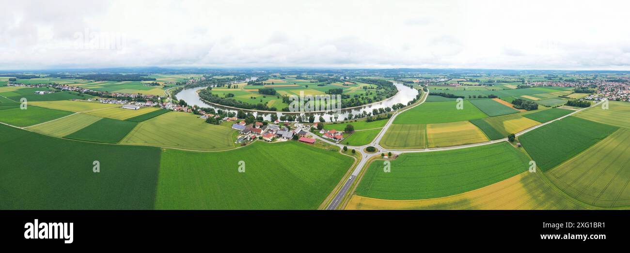 Vue aérienne de la courbe de la rivière près d'Osterhofen avec vue sur le Danube près de Muehlham. Osterhofen, Deggendorf, Basse-Bavière, Bavière, Allemagne Banque D'Images