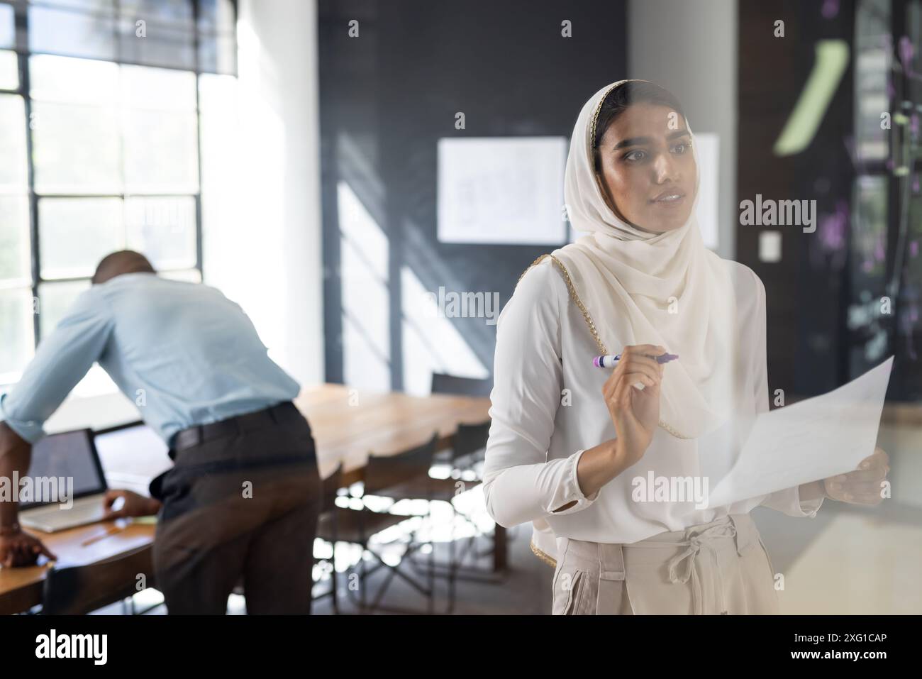 Présentation de la stratégie d'entreprise, femme tenant le papier et le marqueur dans le bureau moderne Banque D'Images