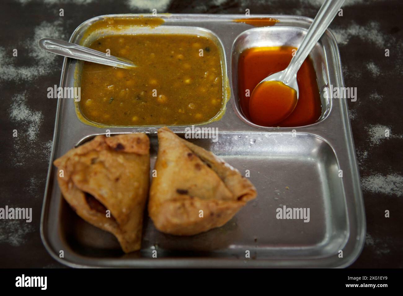 Petit-déjeuner indien dans un restaurant à Varanasi, Uttar Pradesh, Inde. Banque D'Images