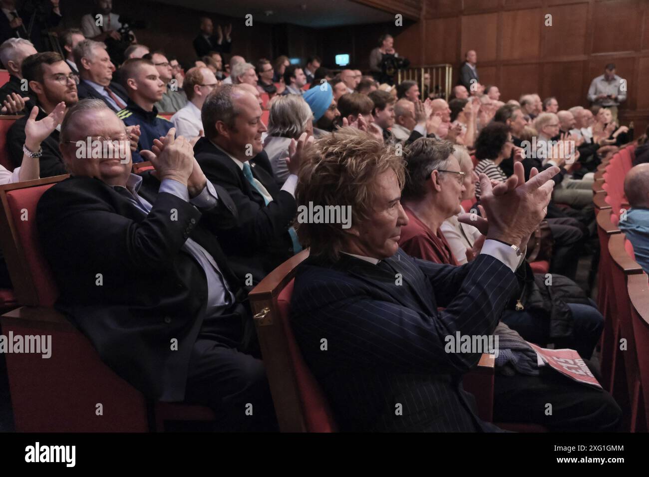 Londres, Royaume-Uni, 5 juillet 2024. Le public, avec Charlie Mullins (fondateur de Pimlico Plumbers vu du côté le plus proche de la photo) lors de la conférence de presse Reform UK tenue après que quatre candidats aient remporté des sièges aux élections générales avec Nigel Farage élu à Clacton, le président du parti Richard TICE (Skegness), Lee Anderson (Ashfield), Rupert Lowe (Great Yarmouth). Lors de la conférence de presse, un cinquième candidat, James McMurdock, a été nommé vainqueur de Basildon South et East Thurrock après un recomptage. Crédit : onzième heure photographie/Alamy Live News Banque D'Images