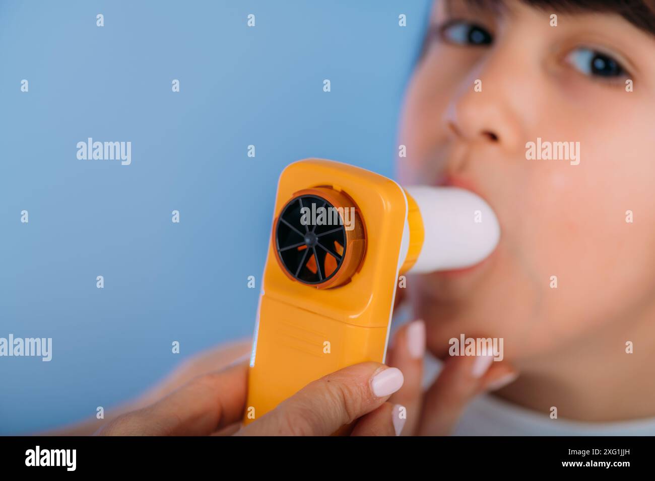 Pneumologue pédiatrique mesurant la capacité pulmonaire et le volume expiratoire-force d'un garçon. Banque D'Images