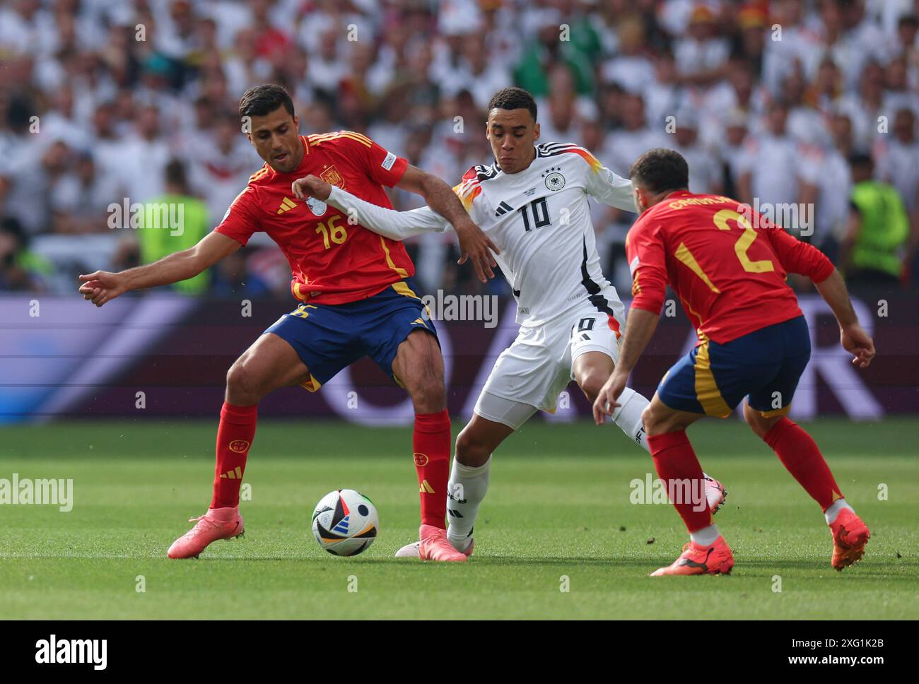 Stuttgart. 5 juillet 2024. Rodri (G) et Daniel Carvajal Ramos, d’Espagne, rivalisent avec Jamal Musiala (C), d’Allemagne, lors du match quart de finale de l’UEFA Euro 2024 opposant l’Espagne et l’Allemagne à Stuttgart, Allemagne, le 5 juillet 2024. Crédit : Bai Xuefei/Xinhua/Alamy Live News Banque D'Images