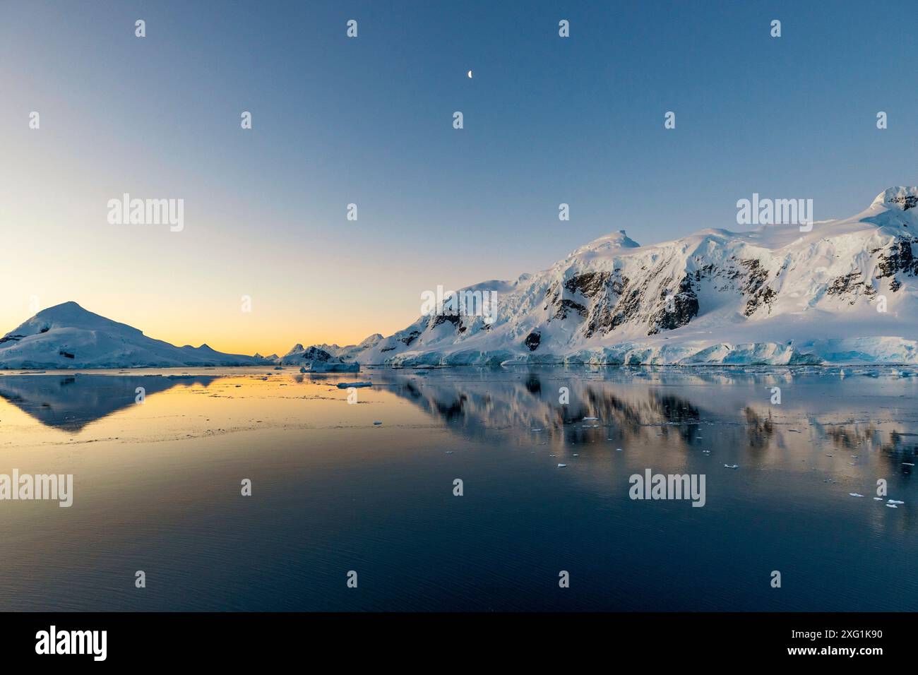 Vue de l'île de Cuverville au coucher du soleil, Antarctique, dimanche 19 novembre 2023. Photo : David Rowland / One-Image.com Banque D'Images