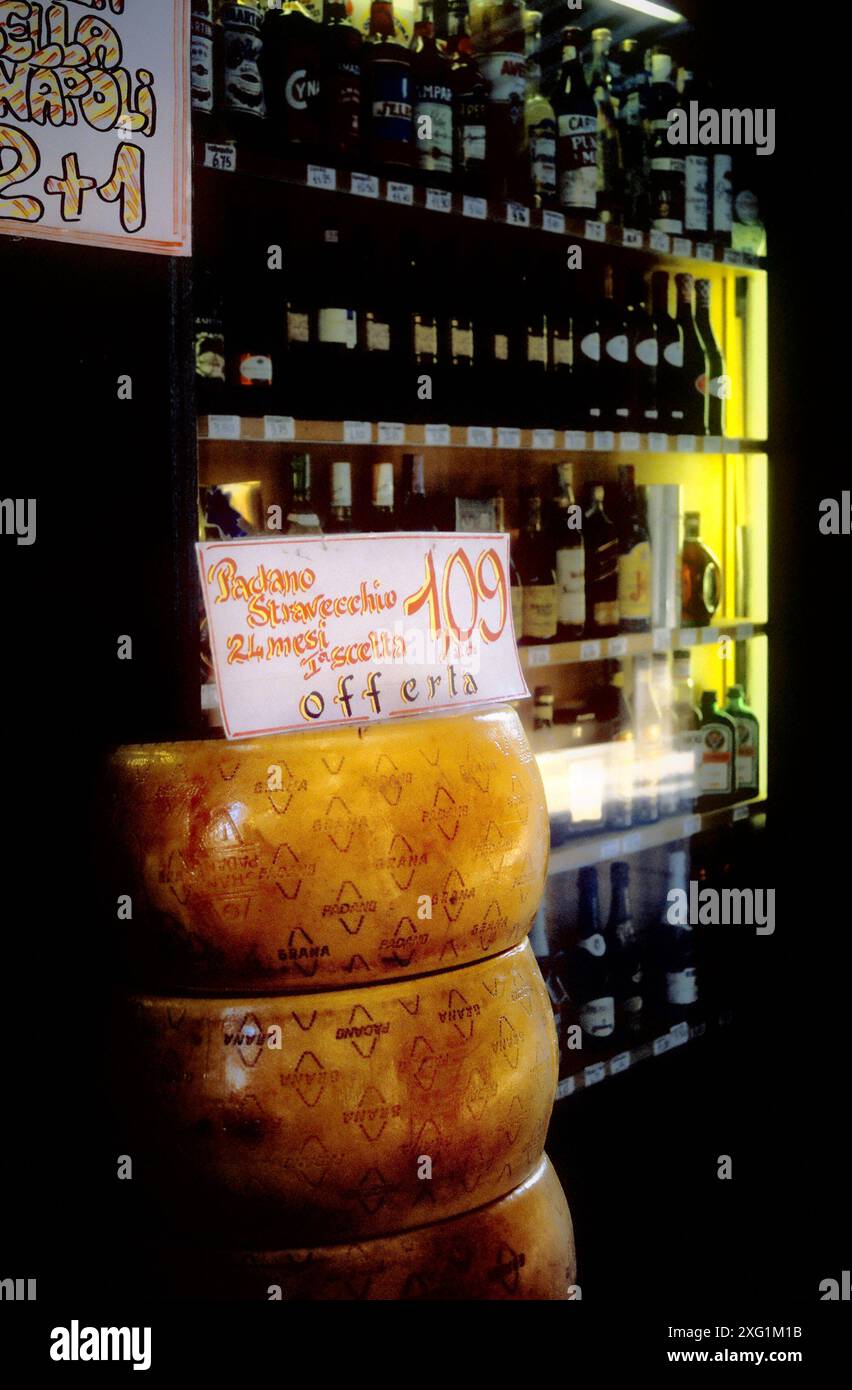 Exposition de fromage et de vin dans la boutique italienne, Venise, Italie Banque D'Images
