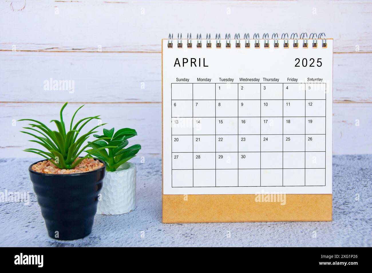 Calendrier d'avril 2025 avec fond en bois blanc. Nouveau concept de mois et de calendrier. Banque D'Images