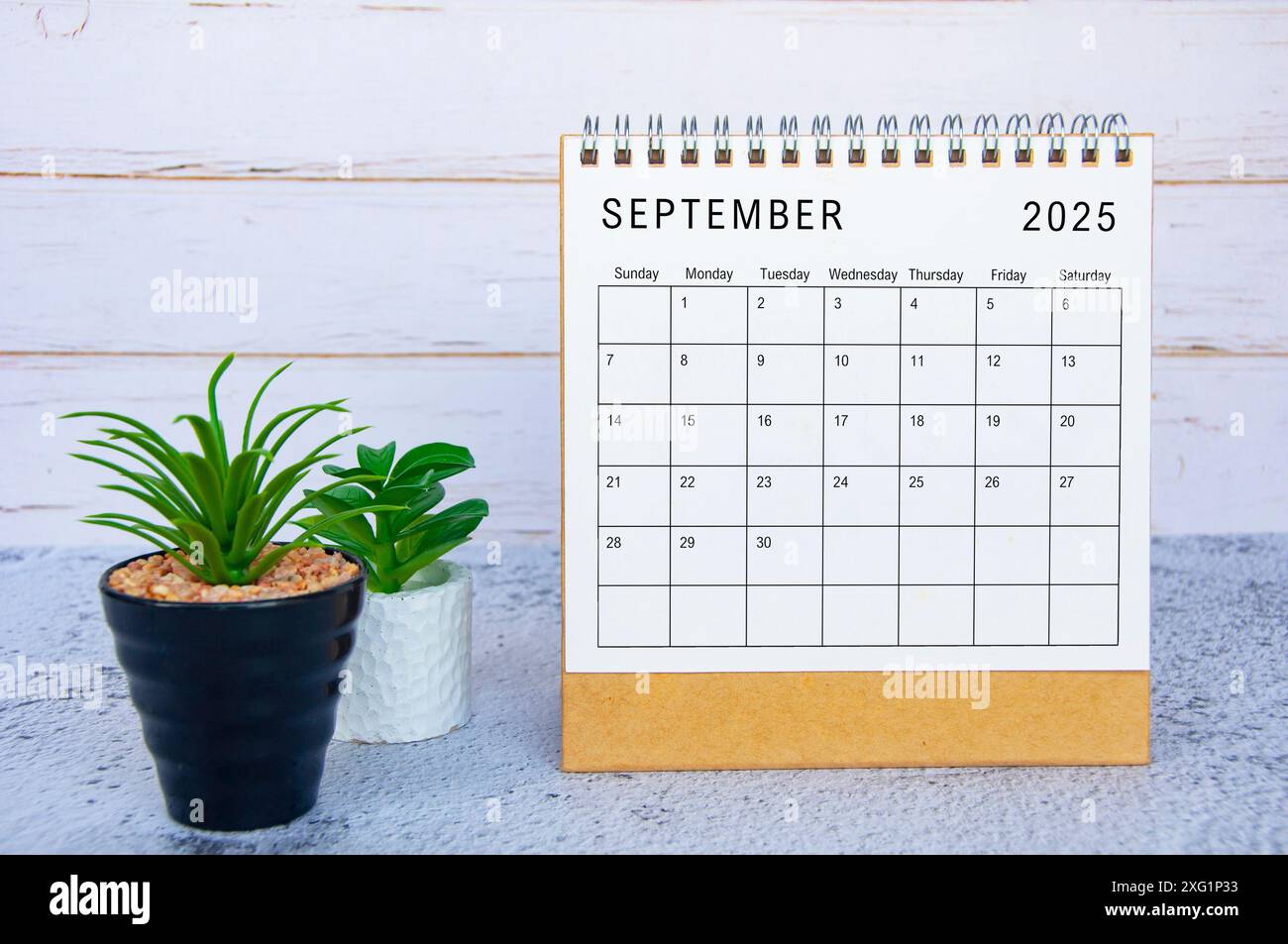 Calendrier de septembre 2025 avec fond de mur en bois blanc. Nouveau concept de mois et de calendrier. Banque D'Images