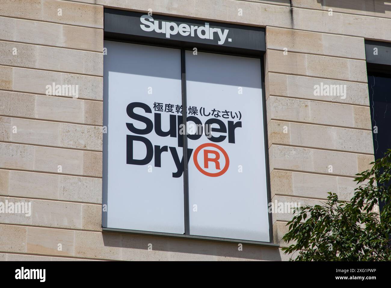 Bordeaux , France - 06 23 2024 : Superdry popup texte signe chaîne et logo marque façade porte de la boutique UK magasin de vêtements Banque D'Images