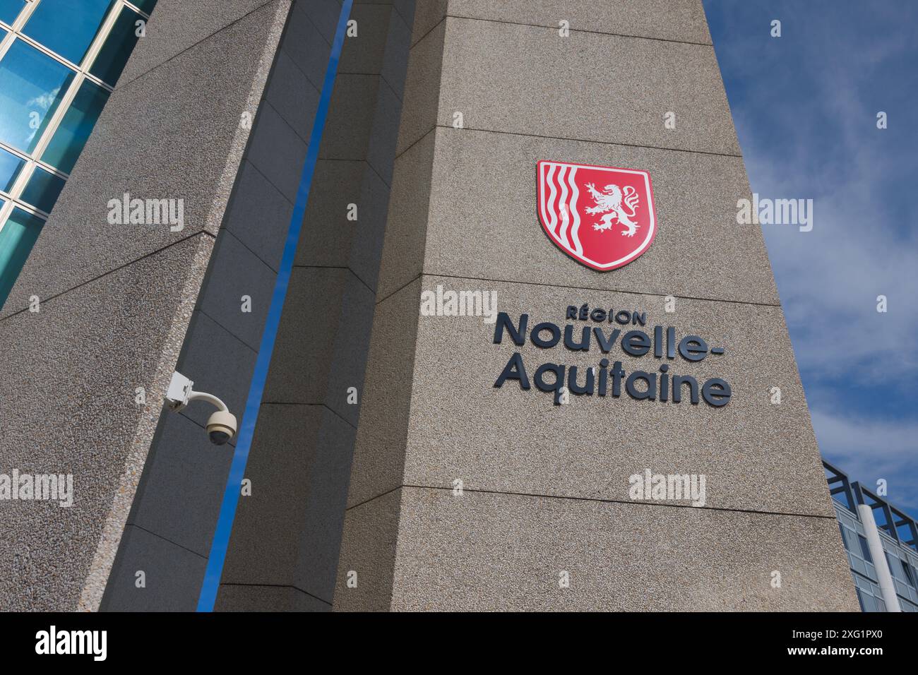 Bordeaux , France - 06 21 2024 : Nouvelle aqutaine signe marque et texte logo avec logo graphique lion rouge image de la nouvelle région sur le bâtiment bureau fa Banque D'Images