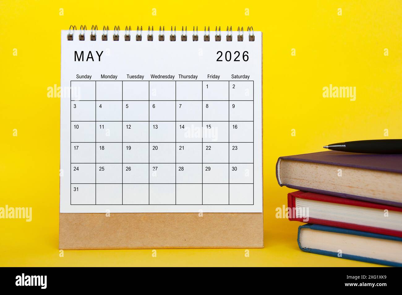 Calendrier de mai 2026 avec fond de couverture jaune et livres. Nouveau concept de mois et de calendrier Banque D'Images