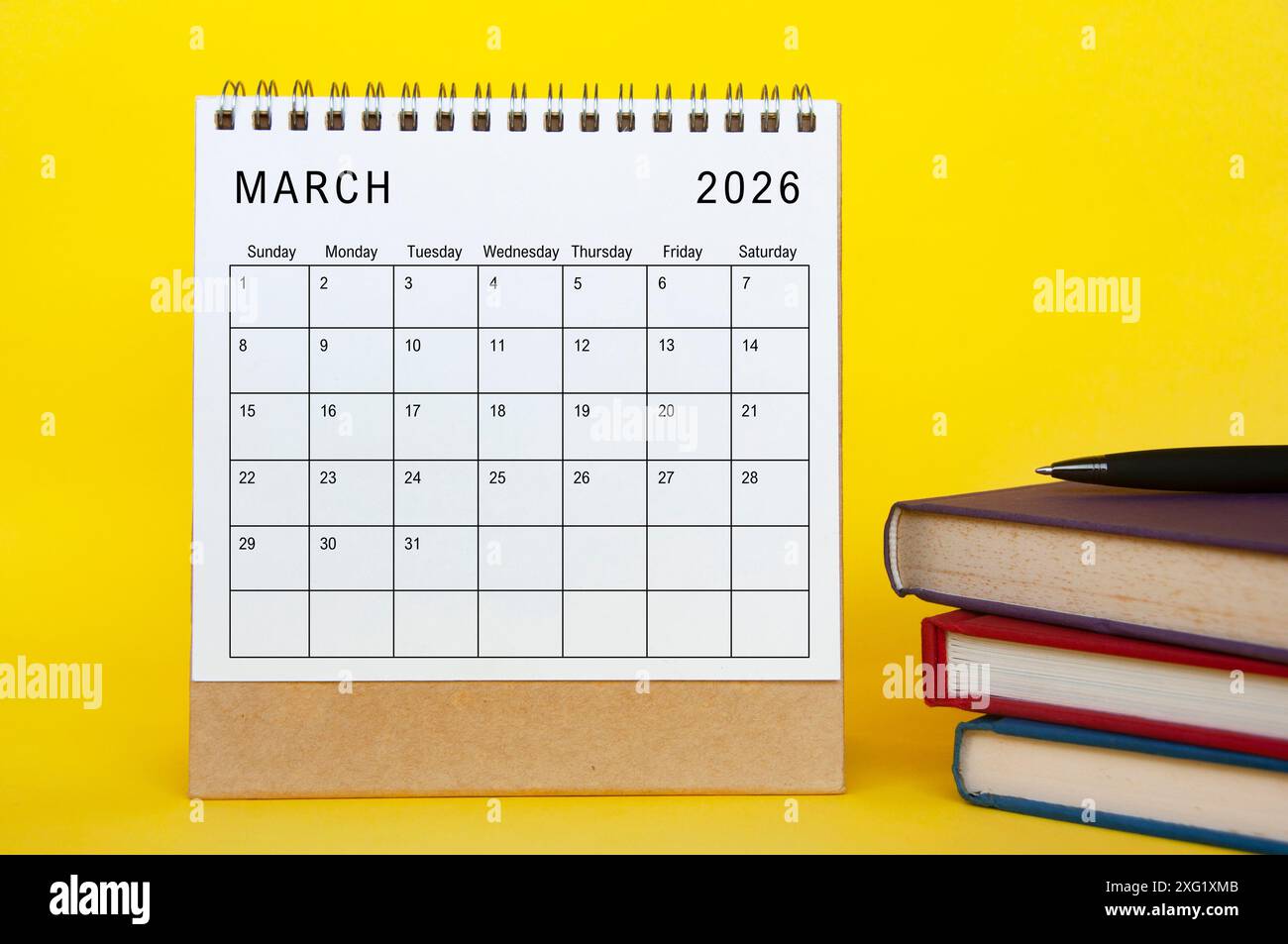 Calendrier mars 2026 avec fond de couverture jaune et livres. Nouveau concept de mois et de calendrier Banque D'Images