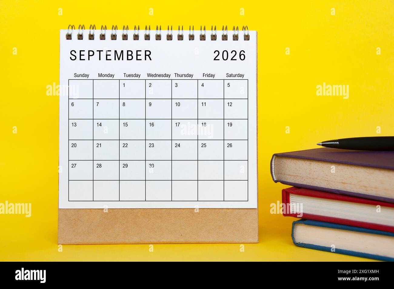 Calendrier de septembre 2026 avec fond de couverture jaune et livres. Nouveau concept de mois et de calendrier. Banque D'Images