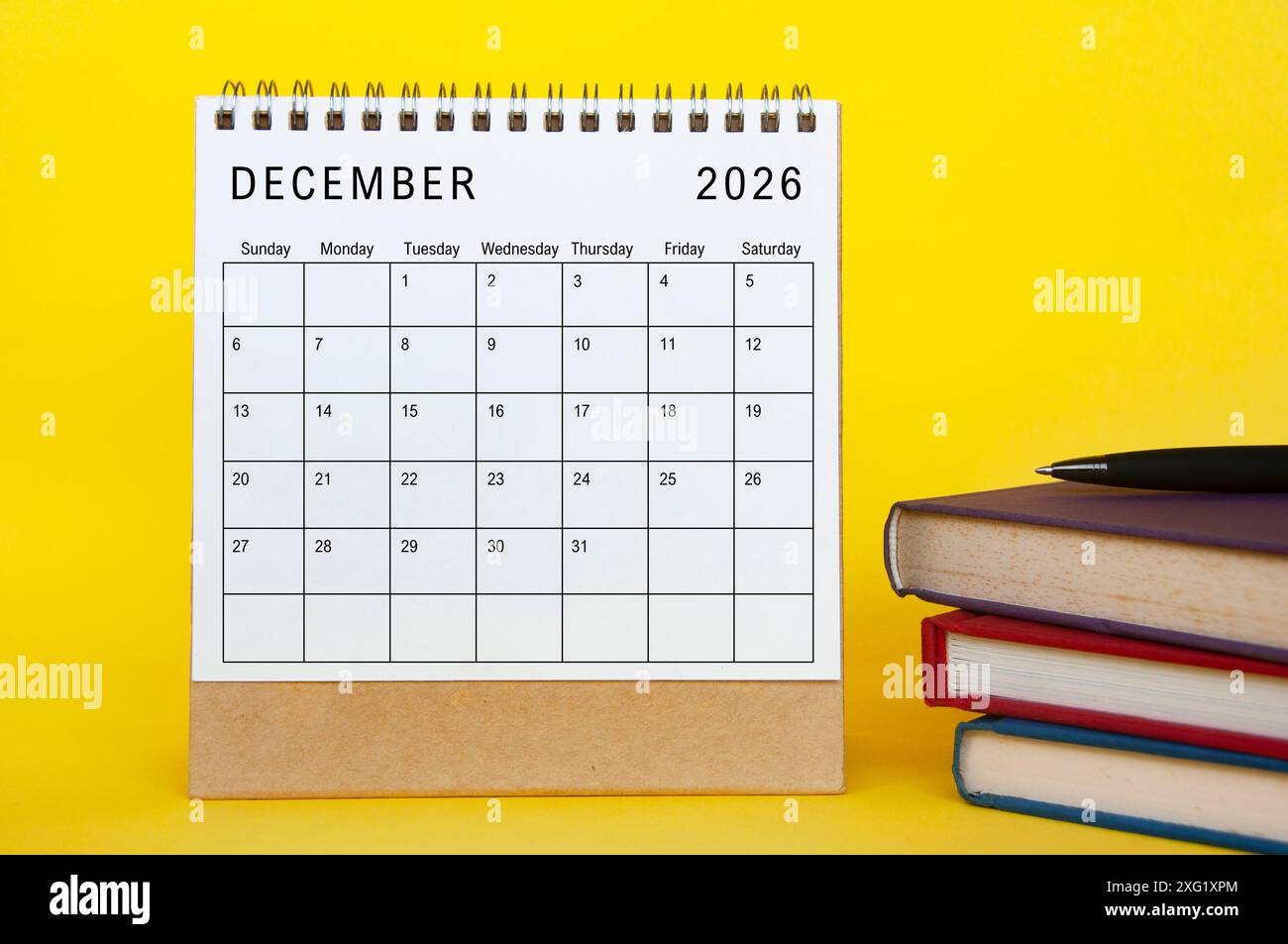 Calendrier de décembre 2026 avec fond de couverture jaune et livres. Nouveau concept de mois et de calendrier. Banque D'Images