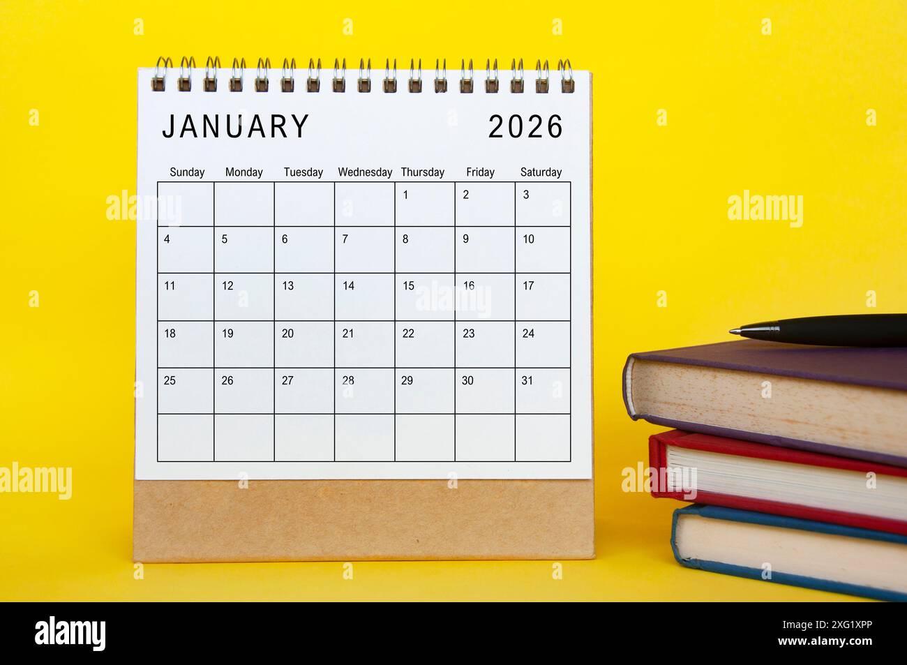 Calendrier de janvier 2026 avec fond de couverture jaune et livres. Nouveau concept de mois et de calendrier Banque D'Images