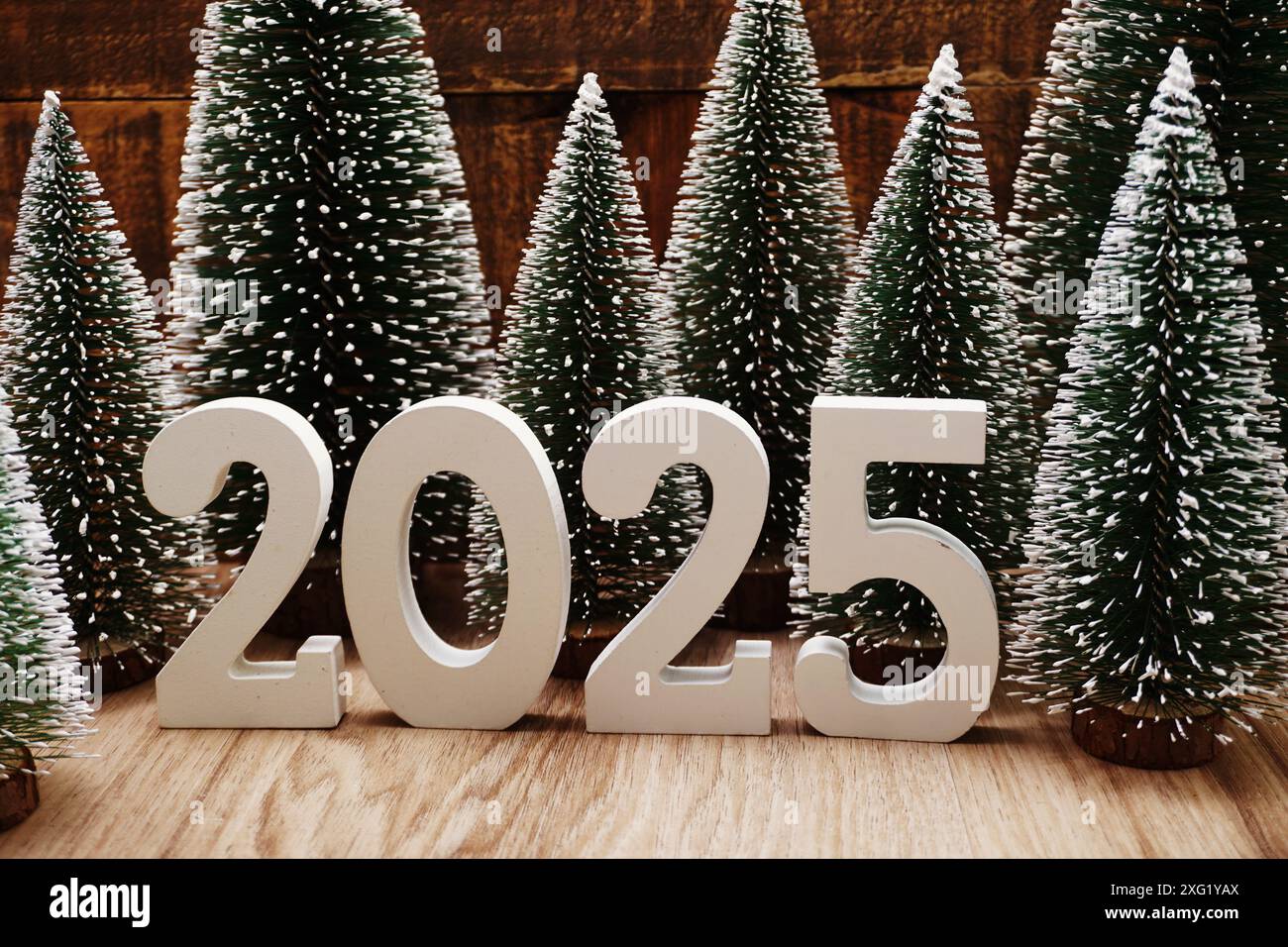 Bonne année 2025 fond festif avec décoration d'arbre de noël sur fond en bois Banque D'Images