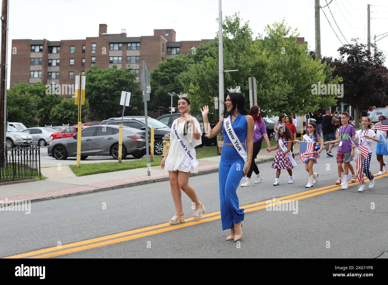 Peekskill, États-Unis. 07 avril 2024. Miss NY Teen délégués et Miss NY délégués marchent dans le défilé du 4 juillet à Peekskill. (Photo de Martina Kolozvaryova/Pacific Press) crédit : Pacific Press Media production Corp./Alamy Live News Banque D'Images