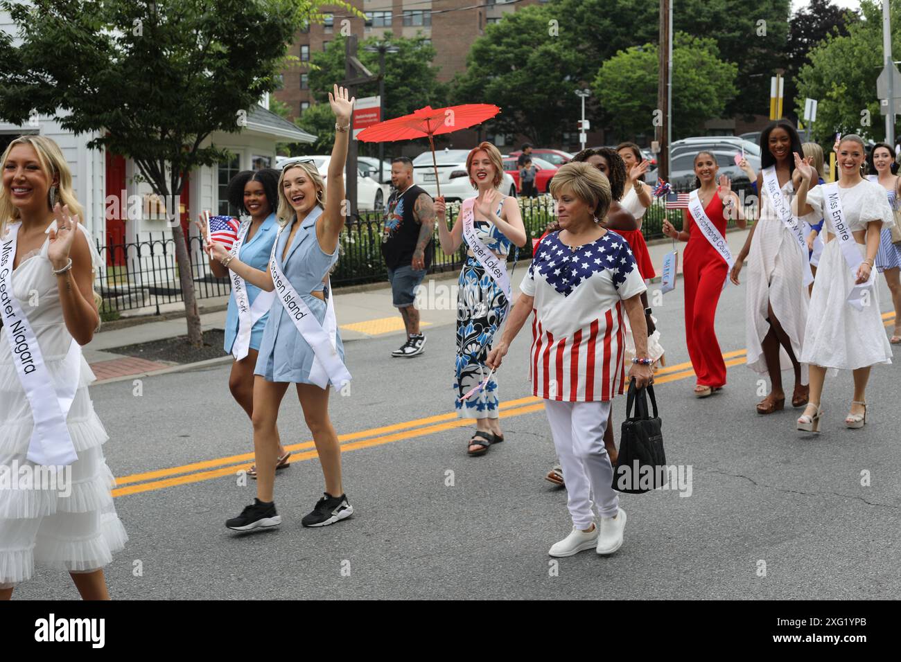 Peekskill, États-Unis. 07 avril 2024. Miss NY Teen délégués et Miss NY délégués marchent dans le défilé du 4 juillet à Peekskill. (Photo de Martina Kolozvaryova/Pacific Press) crédit : Pacific Press Media production Corp./Alamy Live News Banque D'Images