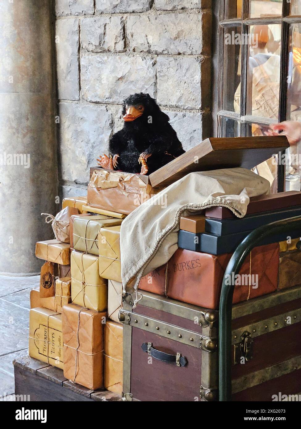 Osaka, Japon - 11 décembre 2023 : le Niffer est assis sur le dessus des paquets à la station Hogsmead dans le monde sorcier de Harry Potter, l'attraction A. Banque D'Images