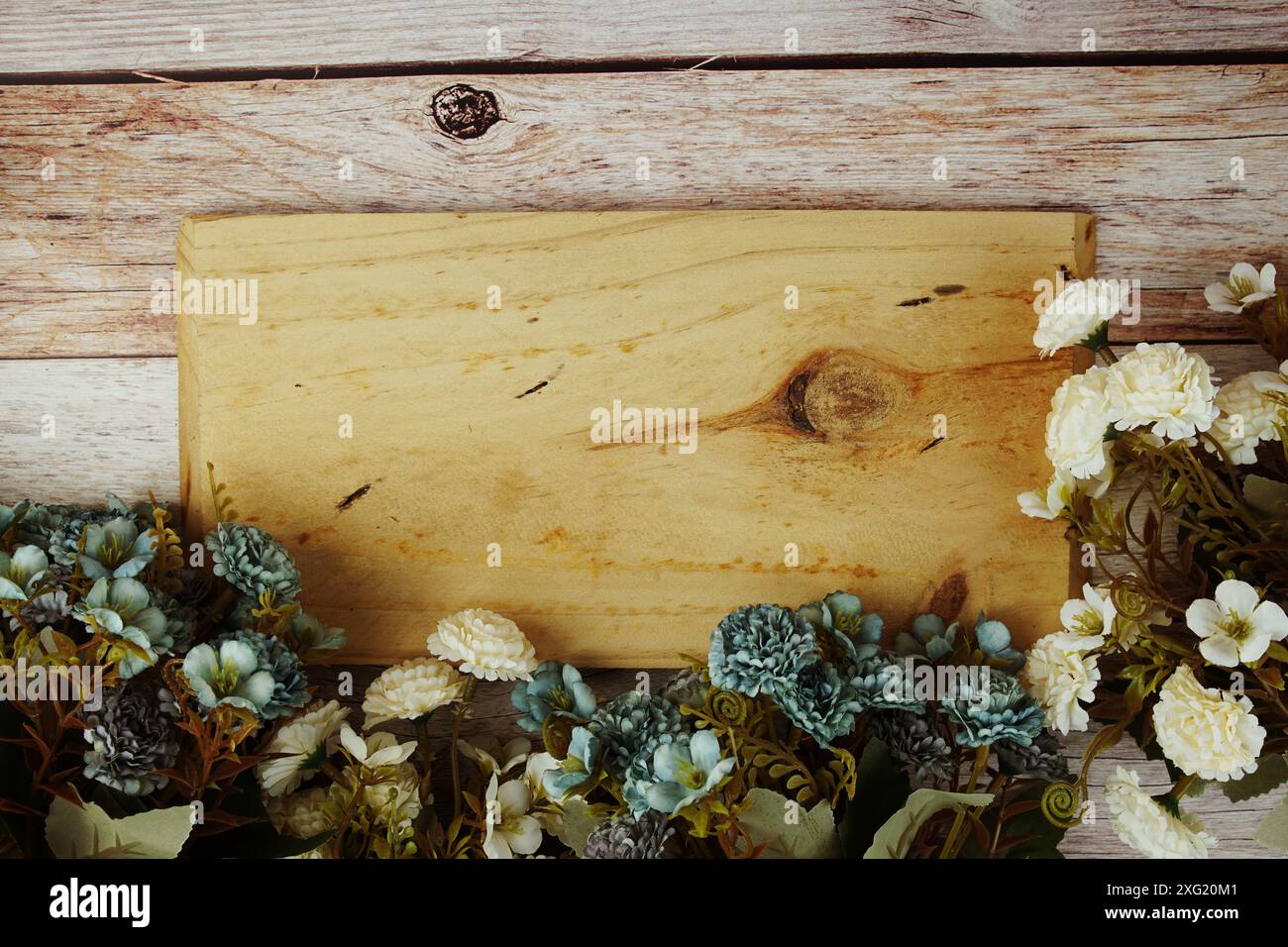 Belle décoration de cadre de fleurs avec espace pour la vue de dessus de message texte sur fond en bois Banque D'Images