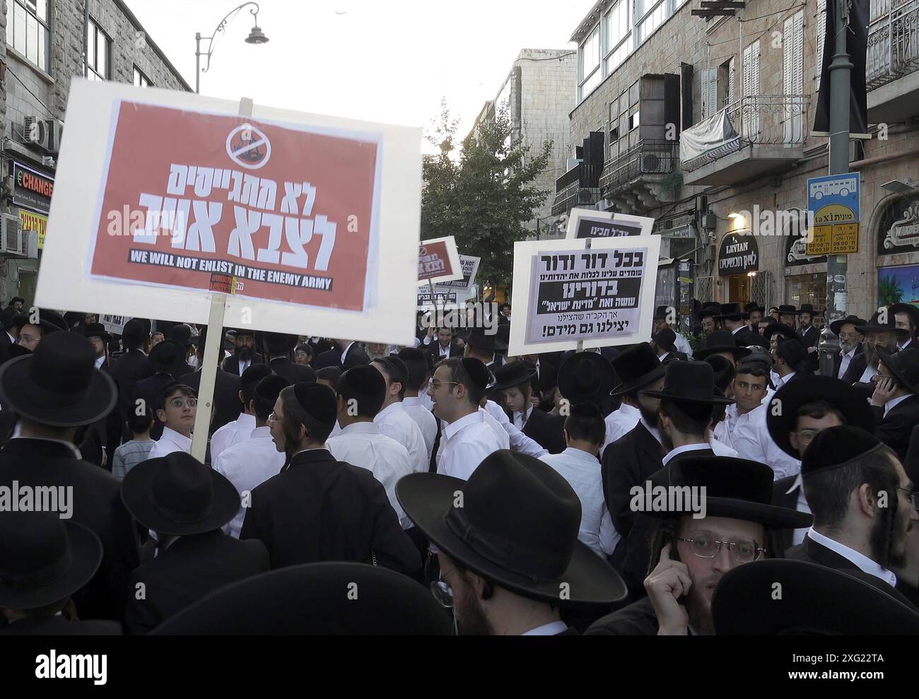 JÉRUSALEM - JUIN 30 : des juifs haredi tiennent des pancartes lors d'une manifestation contre la conscription auprès des FDI dans le quartier ultra-orthodoxe de Mea Shearim le 30 juin 2024 à Jérusalem. Israël a introduit mardi le service militaire obligatoire pour les Juifs ultra-orthodoxes, révoquant leur exemption de la conscription et déclenchant des manifestations. Banque D'Images