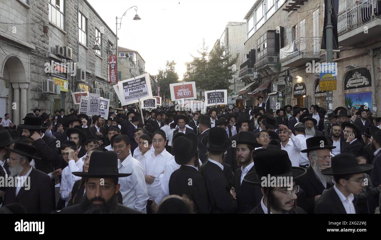 JÉRUSALEM - JUIN 30 : des juifs haredi tiennent des pancartes lors d'une manifestation contre la conscription auprès des FDI dans le quartier ultra-orthodoxe de Mea Shearim le 30 juin 2024 à Jérusalem. Israël a introduit mardi le service militaire obligatoire pour les Juifs ultra-orthodoxes, révoquant leur exemption de la conscription et déclenchant des manifestations. Banque D'Images