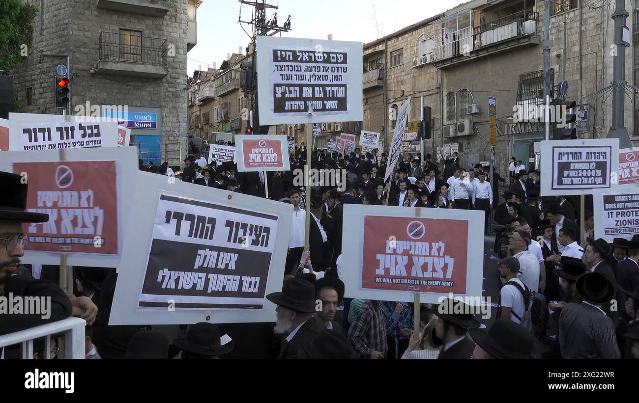 JÉRUSALEM - JUIN 30 : des juifs haredi tiennent des pancartes lors d'une manifestation contre la conscription auprès des FDI dans le quartier ultra-orthodoxe de Mea Shearim le 30 juin 2024 à Jérusalem. Israël a introduit mardi le service militaire obligatoire pour les Juifs ultra-orthodoxes, révoquant leur exemption de la conscription et déclenchant des manifestations. Banque D'Images