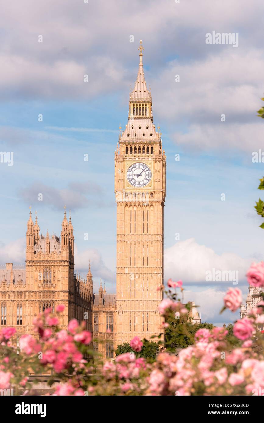 Big Ben avec Rose & statues photographie Banque D'Images