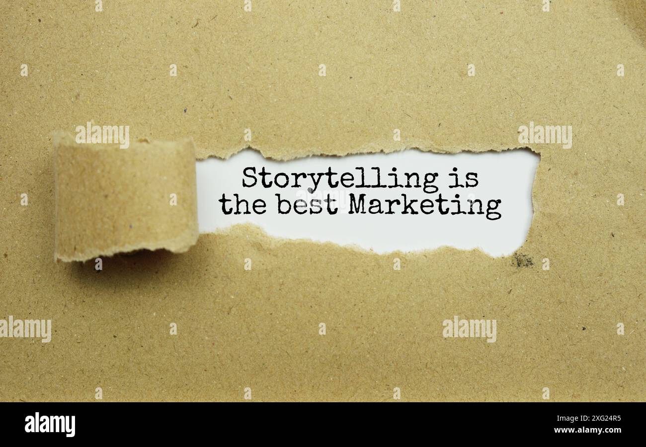 Storytelling est le meilleur message marketing écrit sur papier blanc avec fond de papier déchiré Banque D'Images