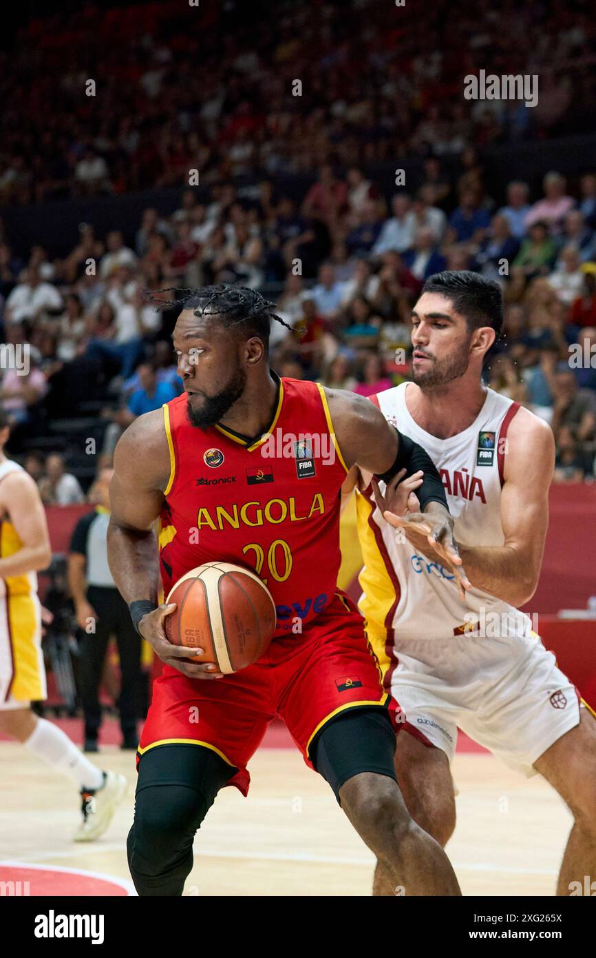 Bruno Fernando de l'équipe d'Angola, Santiago Aldama de l'équipe d'Espagne vu en action pendant le match entre l'Espagne et l'Angola en qualification olympique FIBA Banque D'Images