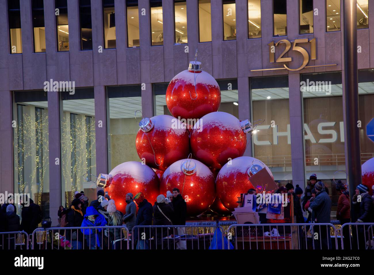 Boules de Noël rouges géantes sur la 6ème Avenue (Avenue des Amériques, Manhattan, New York), avec des décorations de noël pendant la saison de noël Banque D'Images