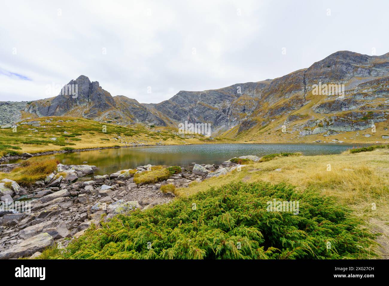 Vue sur le lac Twin, qui fait partie des sept lacs, dans le parc national de Rila, au sud-ouest de la Bulgarie Banque D'Images