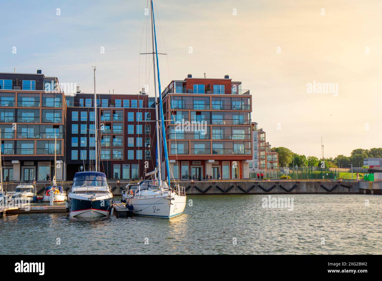 Noblessner, Tallinn, Estonie - 29 juin 2024 - Marina avec des voiliers amarrés sur un quai de doigt en journée ensoleillée Banque D'Images