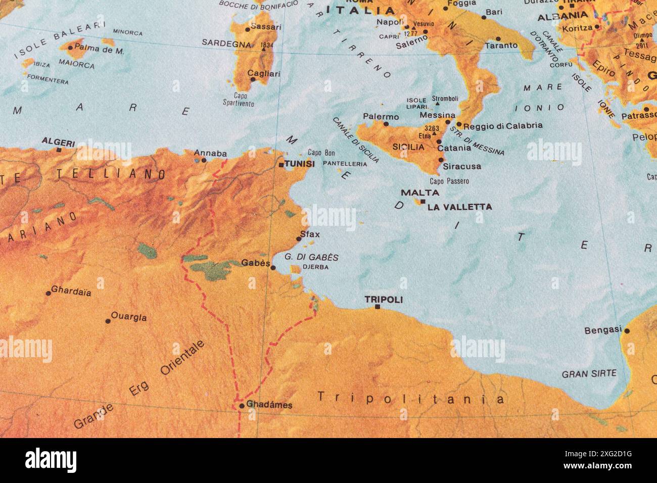 Carte de la mer Méditerranée avec Sicile (Italie, Europe) et Tunisi (Afrique) et d'autres pays et États Banque D'Images