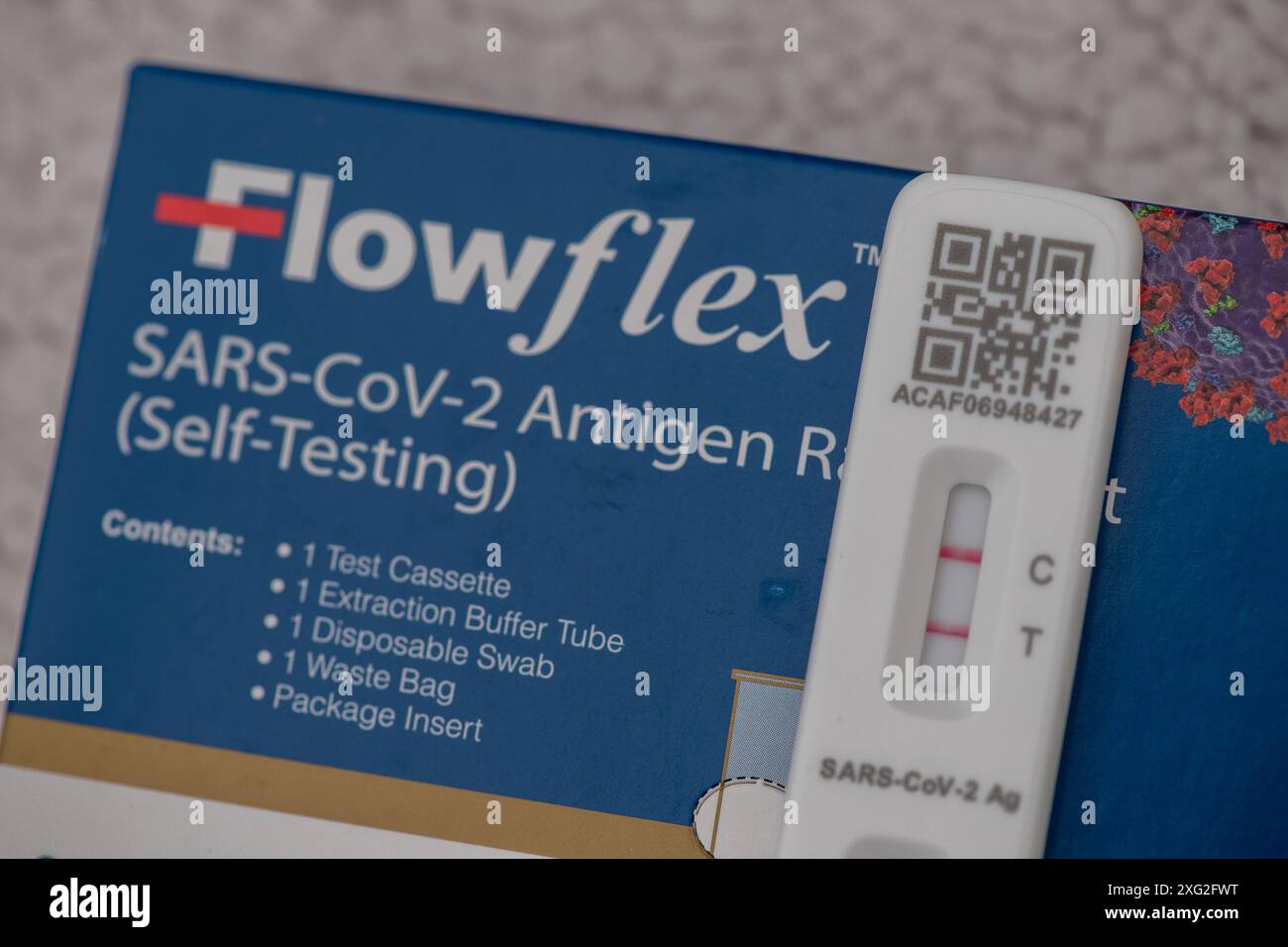6 juillet 2024. Kit de test positif Flowflex SRAS COVID-19. Certains hôpitaux réintroduisent le port de masques faciaux après que l’Agence britannique de sécurité sanitaire a signalé que les hospitalisations liées au COVID-19 avaient augmenté à 3,31 pour 100 000, contre 2,67 pour 100 000 la semaine précédente. Crédit : DLeLifeZ/Alamy Banque D'Images