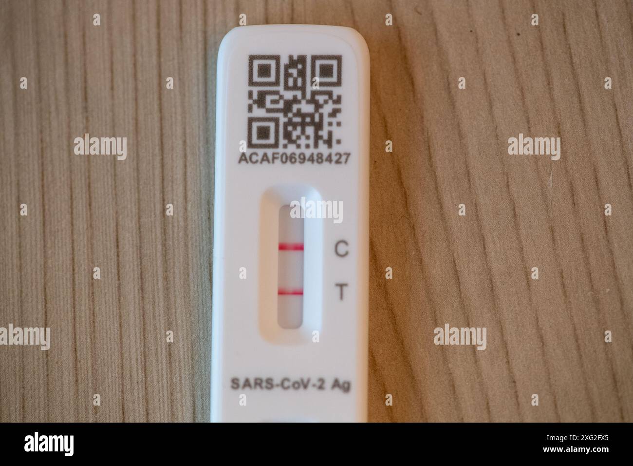 6 juillet 2024. Kit de test positif Flowflex SRAS COVID-19. Certains hôpitaux réintroduisent le port de masques faciaux après que l’Agence britannique de sécurité sanitaire a signalé que les hospitalisations liées au COVID-19 avaient augmenté à 3,31 pour 100 000, contre 2,67 pour 100 000 la semaine précédente. Crédit : DLeLifeZ/Alamy Banque D'Images