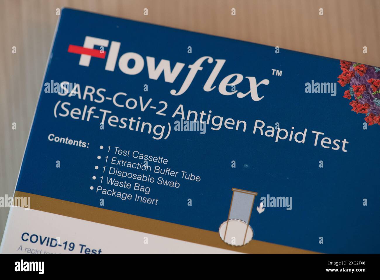 6 juillet 2024. Kit de test positif Flowflex SRAS COVID-19. Certains hôpitaux réintroduisent le port de masques faciaux après que l’Agence britannique de sécurité sanitaire a signalé que les hospitalisations liées au COVID-19 avaient augmenté à 3,31 pour 100 000, contre 2,67 pour 100 000 la semaine précédente. Crédit : DLeLifeZ/Alamy Banque D'Images