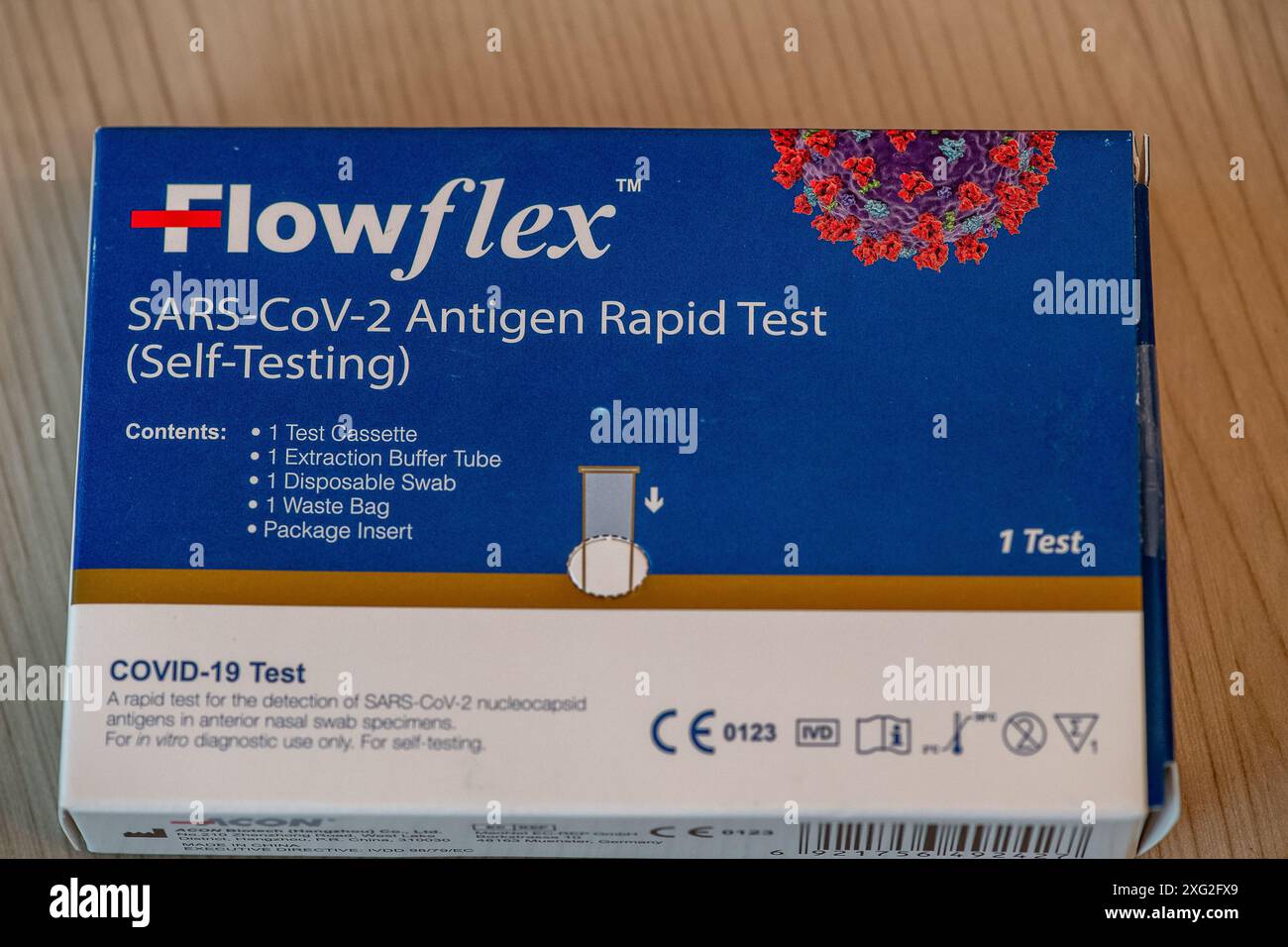 6 juillet 2024. Kit de test positif Flowflex SRAS COVID-19. Certains hôpitaux réintroduisent le port de masques faciaux après que l’Agence britannique de sécurité sanitaire a signalé que les hospitalisations liées au COVID-19 avaient augmenté à 3,31 pour 100 000, contre 2,67 pour 100 000 la semaine précédente. Crédit : DLeLifeZ/Alamy Banque D'Images