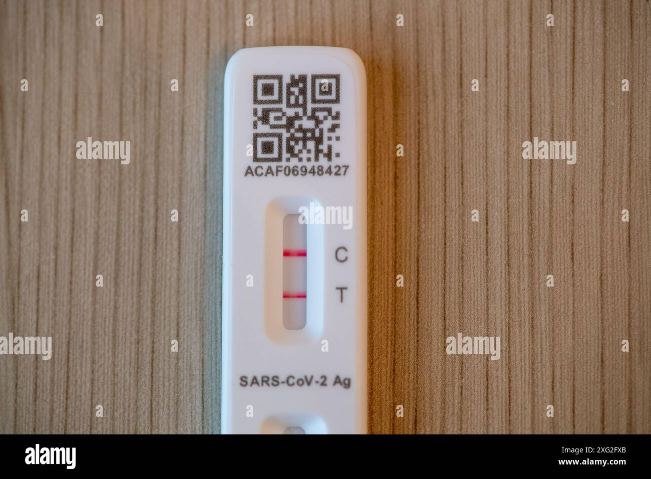 6 juillet 2024. Kit de test positif Flowflex SRAS COVID-19. Certains hôpitaux réintroduisent le port de masques faciaux après que l’Agence britannique de sécurité sanitaire a signalé que les hospitalisations liées au COVID-19 avaient augmenté à 3,31 pour 100 000, contre 2,67 pour 100 000 la semaine précédente. Crédit : DLeLifeZ/Alamy Banque D'Images