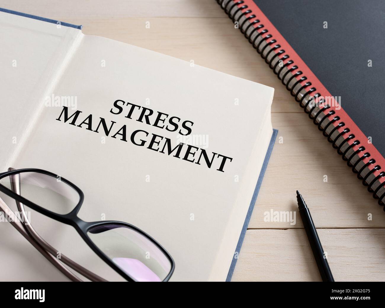 Gestion du stress intitulé livre sur le bureau. La gestion du stress dans le concept d'entreprise. Banque D'Images