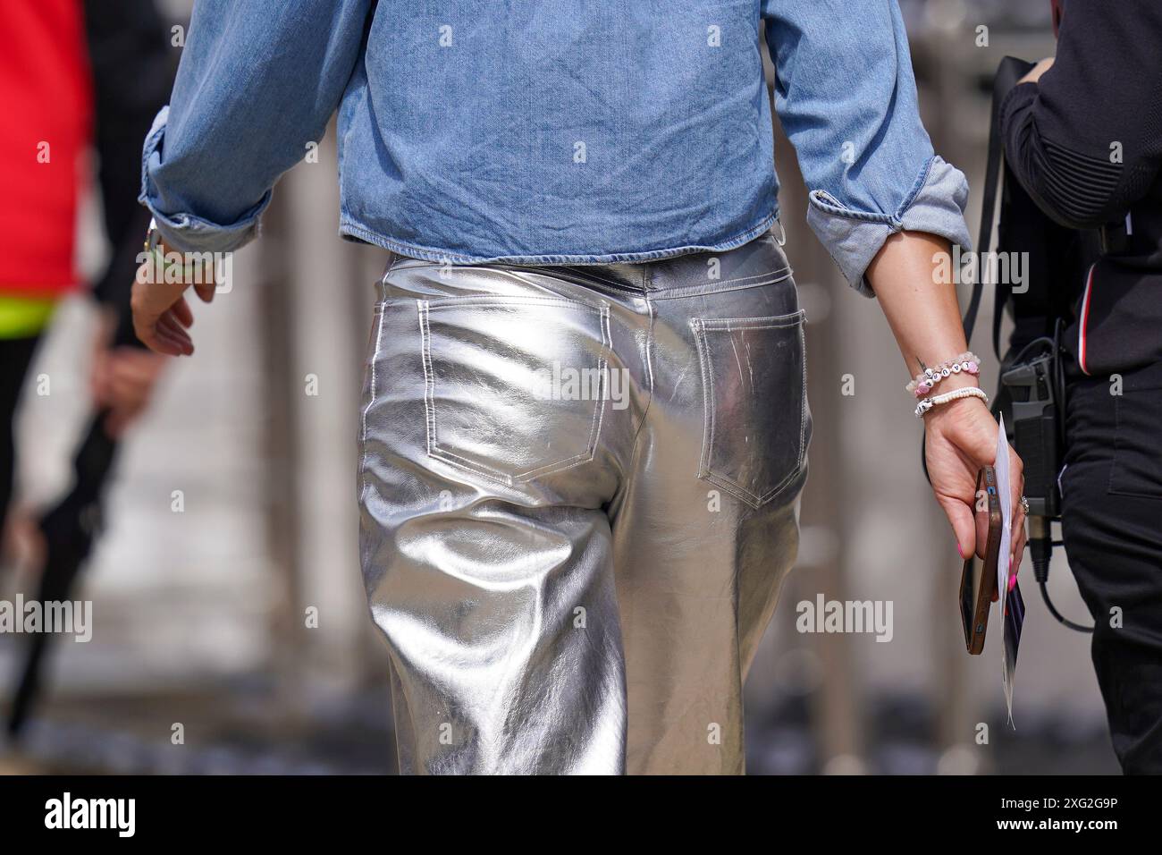 Silverstone, Royaume-Uni. 05 juillet 2024. Pantalon en argent dans le paddock lors du Grand Prix de Grande-Bretagne de formule 1 Qatar Airways sur le circuit de Silverstone, Silverstone, Angleterre, Royaume-Uni le 5 juillet 2024 crédit : Every second Media/Alamy Live News Banque D'Images